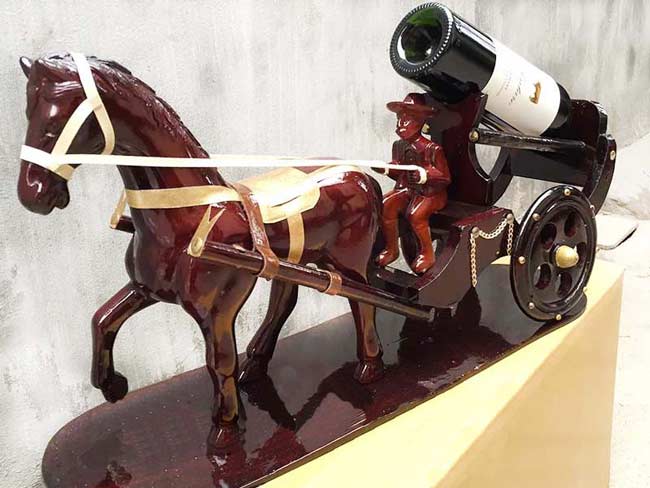 Ngựa kéo xe rượu 1 ngựa, một cao bồi, một chai Ngựa kéo xe rượu 1 ngựa, một cao bồi, một chai
