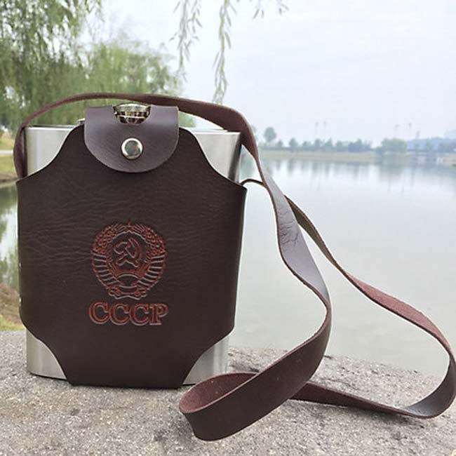 Túi da đựng bình rượu thường sử dụng trong các cuộc nhậu