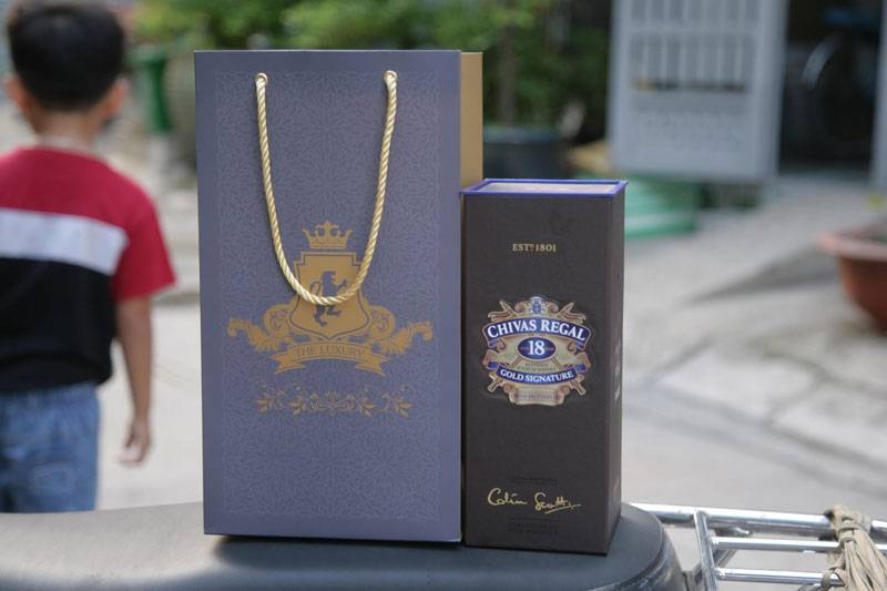 Hoa văn trên túi đựng rượu Chivas nên tương đồng với hộp đựng