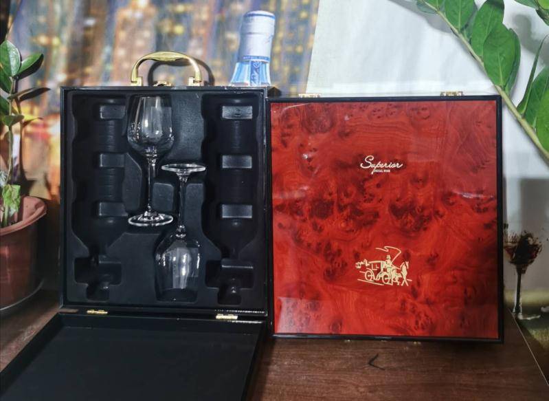 Hộp rượu hai màu